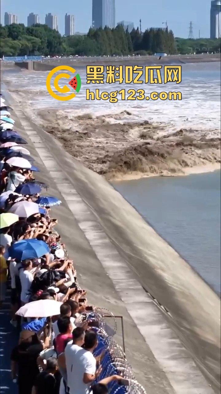 台风普拉桑来袭，钱塘江大潮buff叠加，围观群众瞬间被吞没！看个潮水直接被干翻！-2