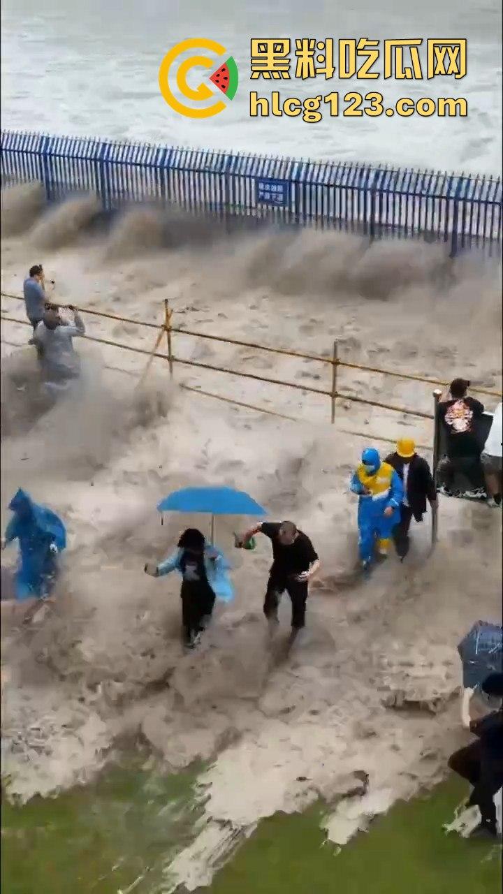 台风普拉桑来袭，钱塘江大潮buff叠加，围观群众瞬间被吞没！看个潮水直接被干翻！-6