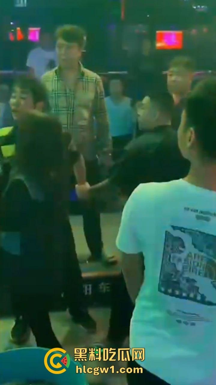 为争夺美女交配权闹事 沈阳酒吧魁梧保安大战细狗 185肌肉大块头比黑社会下手还狠 咣咣就是干！-1