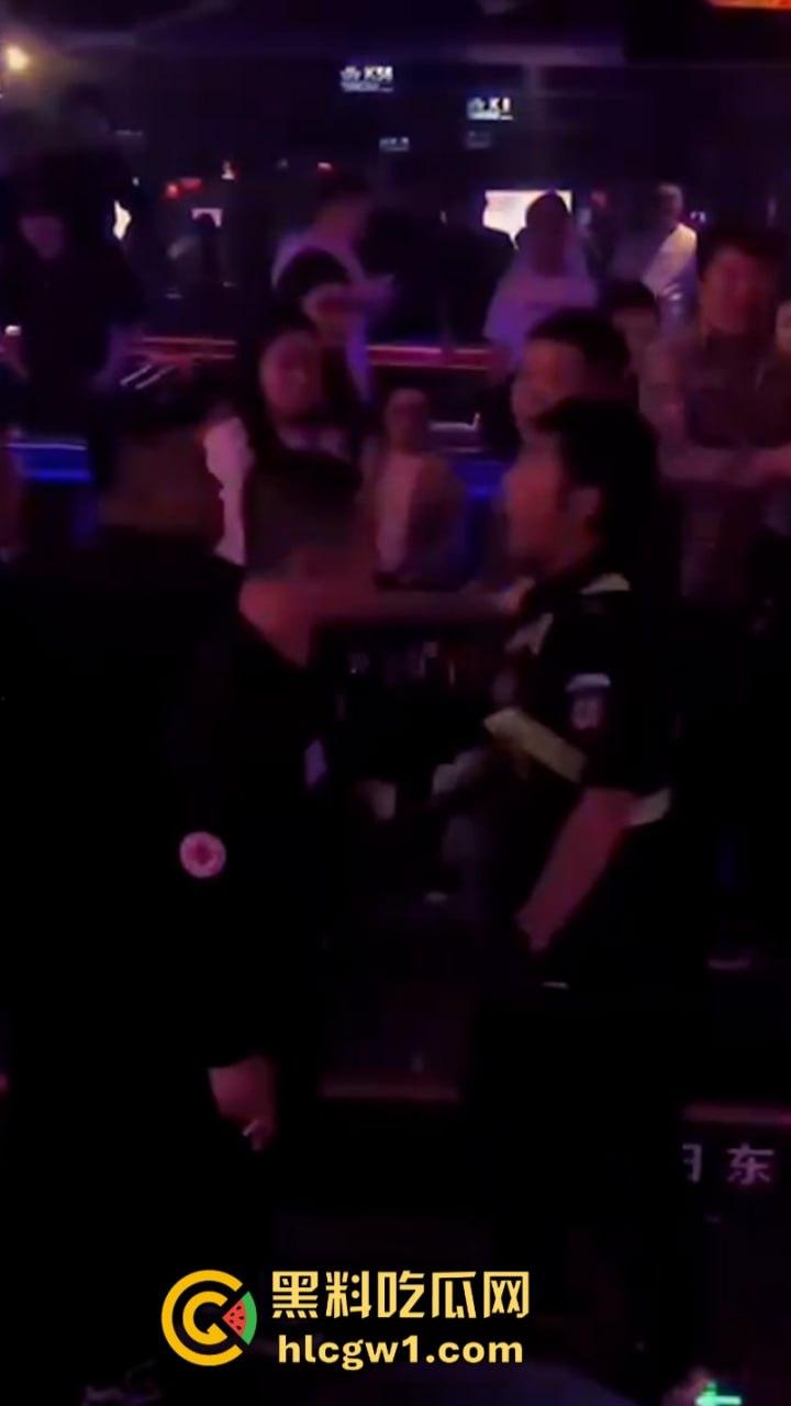 为争夺美女交配权闹事 沈阳酒吧魁梧保安大战细狗 185肌肉大块头比黑社会下手还狠 咣咣就是干！-2