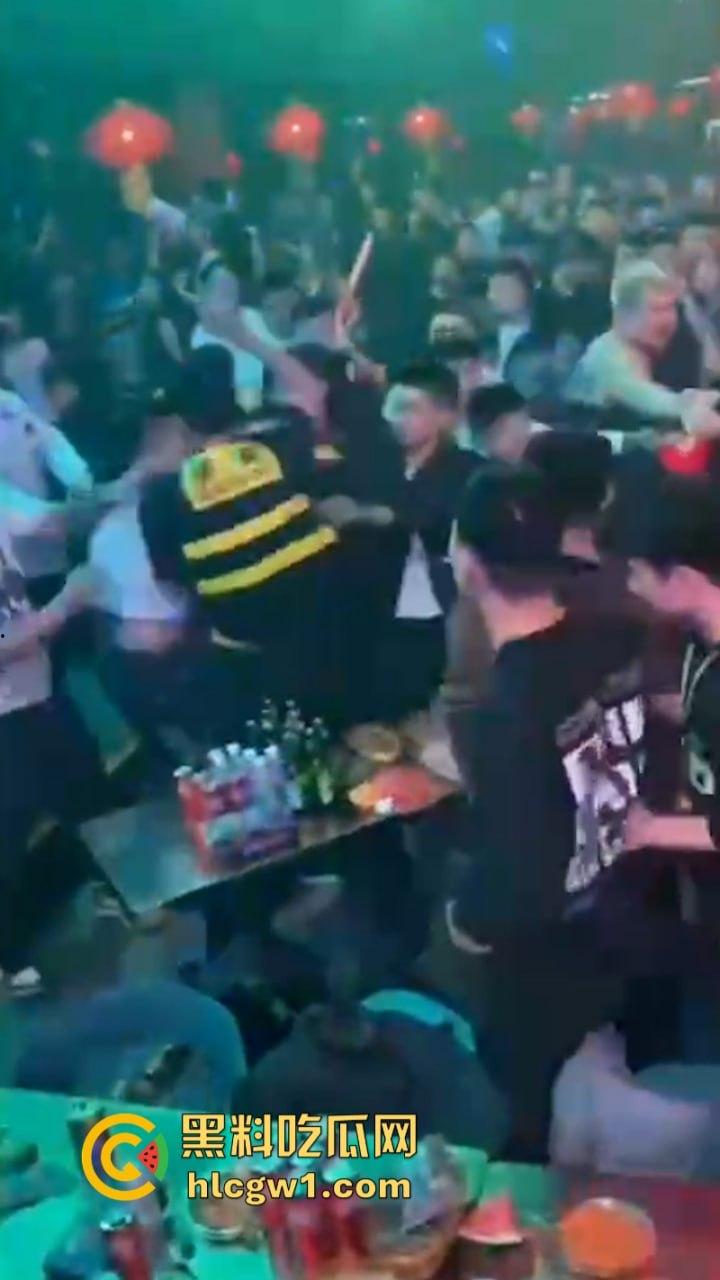 为争夺美女交配权闹事 沈阳酒吧魁梧保安大战细狗 185肌肉大块头比黑社会下手还狠 咣咣就是干！-5