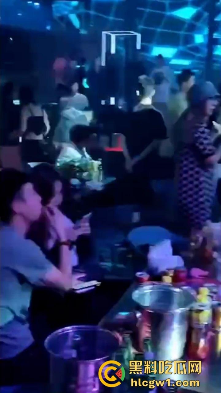 为争夺美女交配权闹事 沈阳酒吧魁梧保安大战细狗 185肌肉大块头比黑社会下手还狠 咣咣就是干！-9