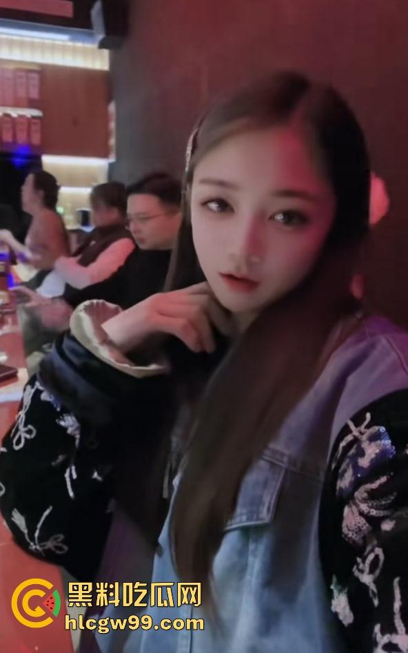 江西精神小妹【萍果】跑路怀化，家里闹翻后混迹酒吧，夜夜夜店蹦迪嗨爆，没钱就开私播抠逼赚快钱，互联网卖逼！-11