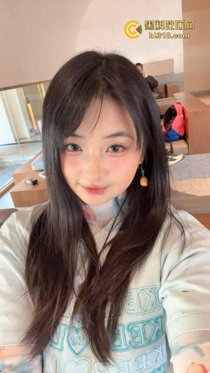 纯情小护士SM调教主人肉棒，将金属棒齐根插入龟头马眼，缓慢撸动，手法老专业了！-1