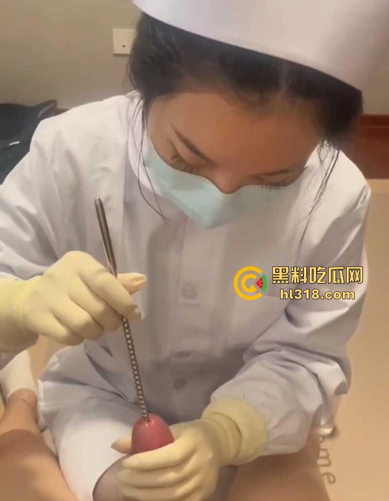 纯情小护士SM调教主人肉棒，将金属棒齐根插入龟头马眼，缓慢撸动，手法老专业了！-8