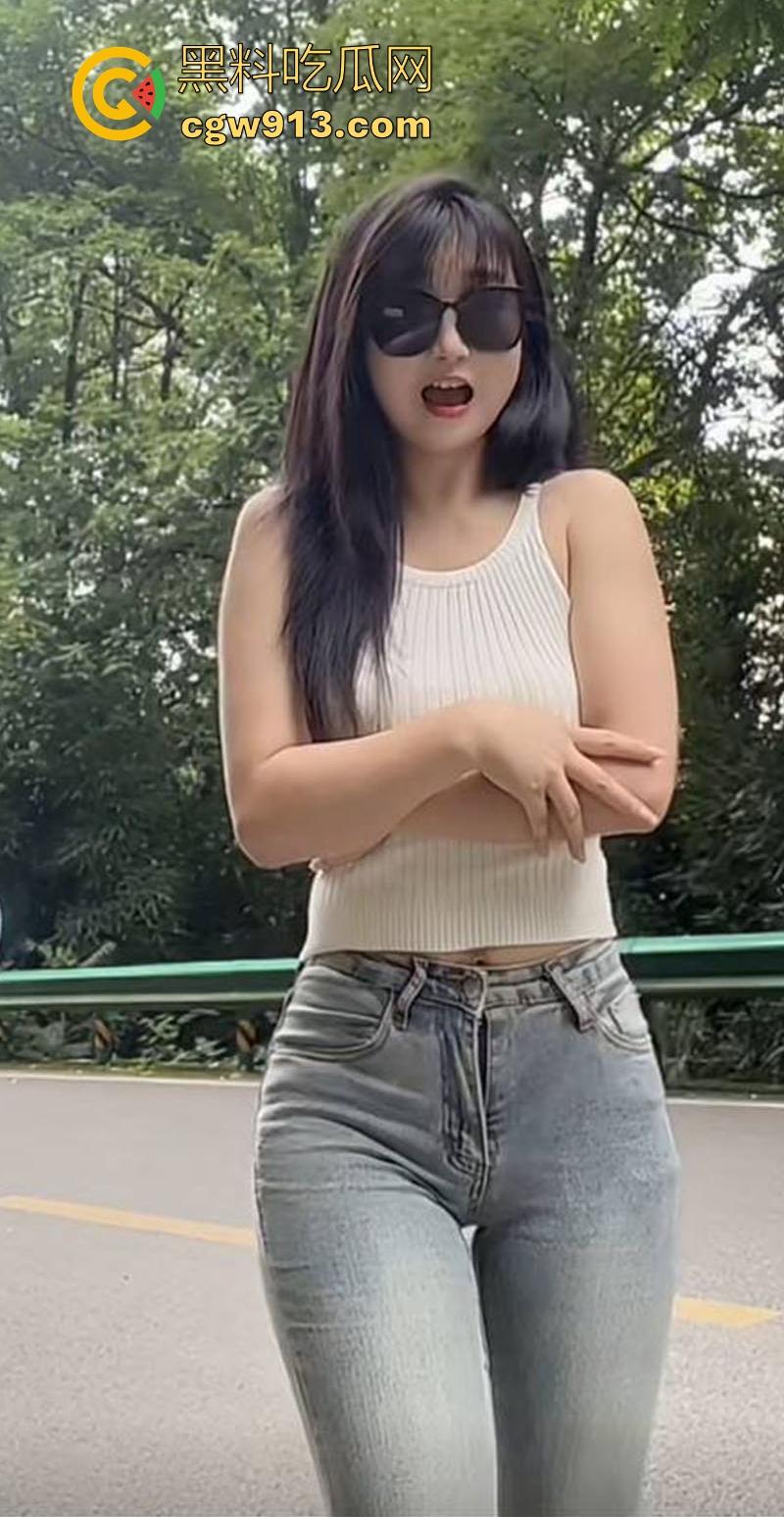 快手网红【大清青】榜一定制视频流出，性感瑜伽裤骚舞勾引，细腰摇曳翘臀高撅，逼缝凸显，反差骚劲儿永不熄火！-2