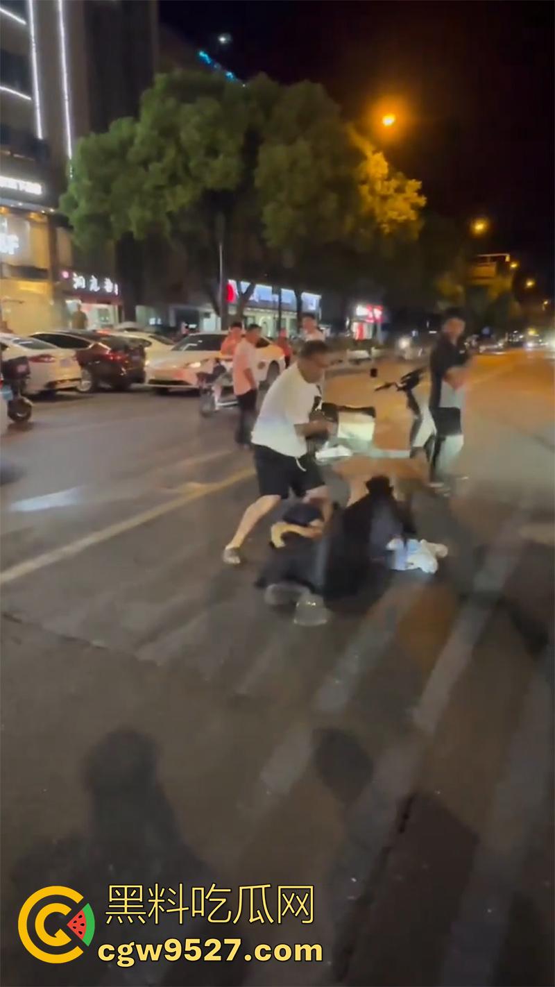 杭州某酒店门口，惊现捉奸名场面，男子抓到老婆出轨，当街疯狂殴打战斗力超群，拳拳到肉怒打奸夫！-4