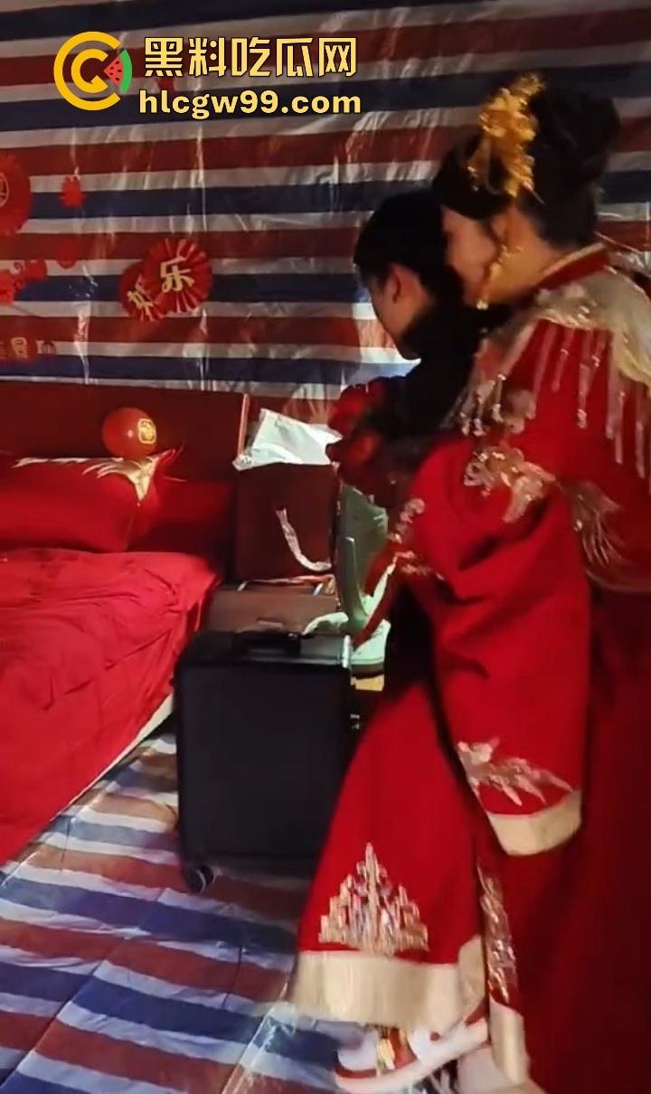 婚房穷成这样还愿意嫁？编织袋糊墙和光秃秃一张床，新娘表情仿佛欠了八百万，这是真爱还是被绑架？-5