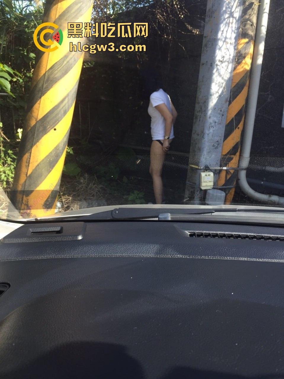 云盘泄密清纯女友性爱日常曝光  外表无害内心骚到飞起，下面插一根嘴里还塞一根！-7