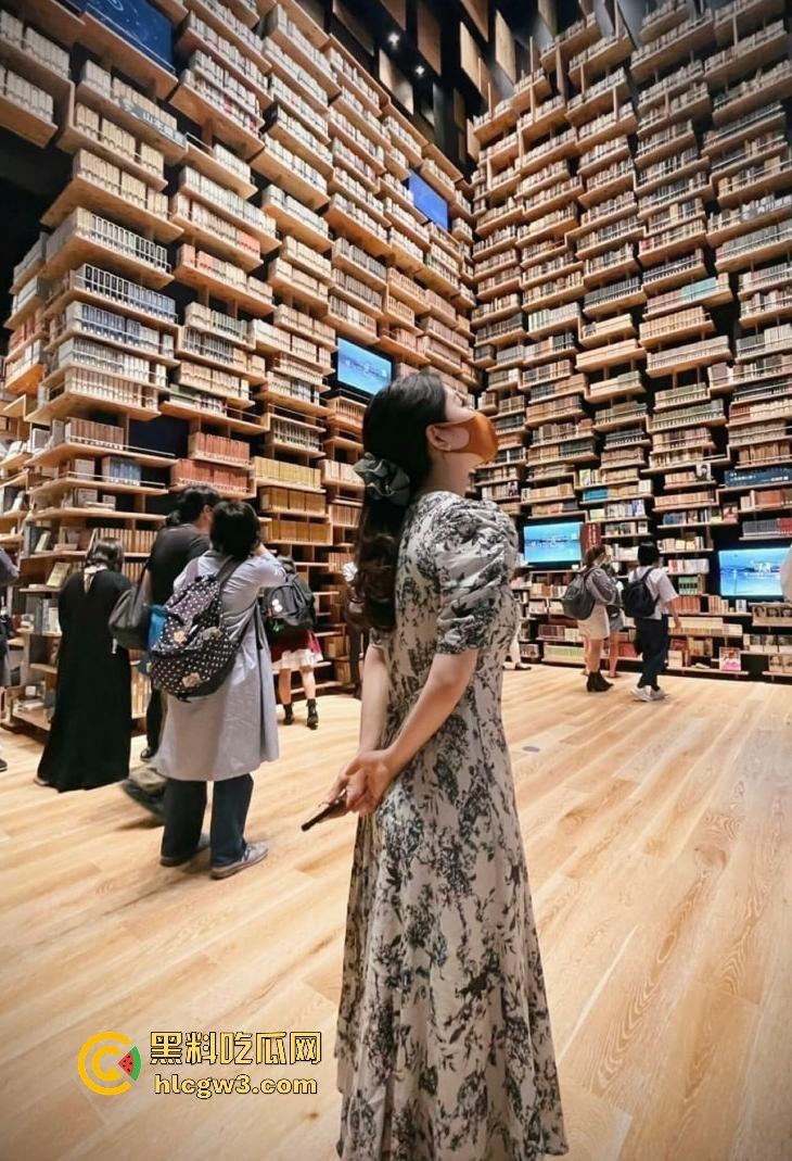 极品身材御姐【Rikak】上线 自曝福利顶级美颜反差超大，骚得像只母狗马甲线大奶加持，撸完直接虚脱！-2