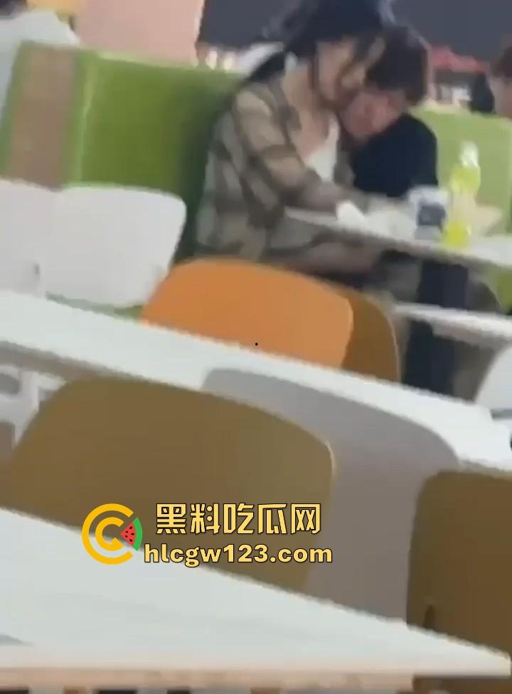 吉林建筑大学材料学院 情侣食堂上演辣眼戏码 女友大胆帮男友导管 被网友们扒出正面真容！-6