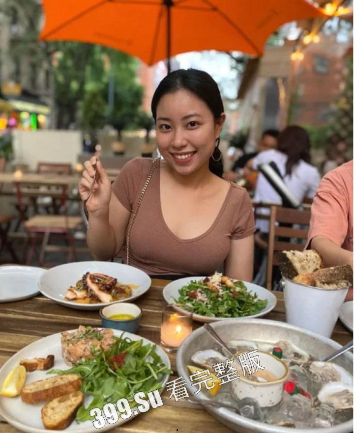 黑鬼约炮大神  OF黄播 #thecOsmOnaut 晒图拿下韩国21岁金融系留学生 一步到胃 顶的巨乳媚黑婊青筋暴起失去理智-2