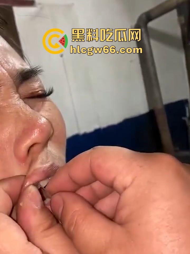 两女PK惩罚被主人把嘴缝在一起 过程居然毫无反抗 钢针刺进嘴巴看着都痛 不说还以为是缅北园区新惩罚呢-9