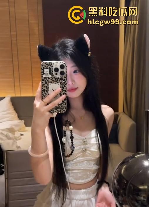 抖音清纯网红 【小妍my】榜一大哥私拍视频流出 隔着袜子舔自己的嫩足 表面乖巧小妹妹 私下这么淫荡！-2