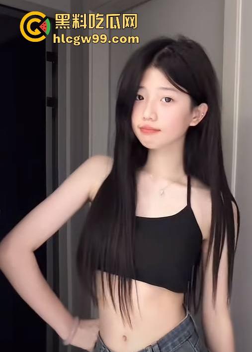 抖音清纯网红 【小妍my】榜一大哥私拍视频流出 隔着袜子舔自己的嫩足 表面乖巧小妹妹 私下这么淫荡！-7