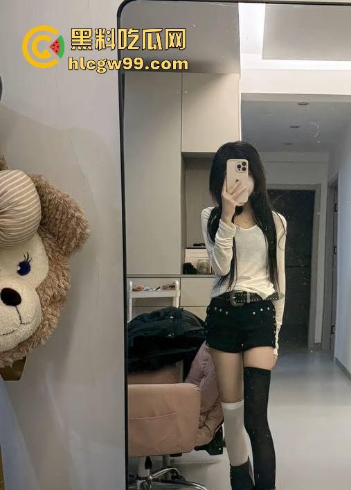 抖音清纯网红 【小妍my】榜一大哥私拍视频流出 隔着袜子舔自己的嫩足 表面乖巧小妹妹 私下这么淫荡！-10