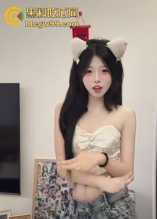 抖音清纯网红 【小妍my】榜一大哥私拍视频流出 隔着袜子舔自己的嫩足 表面乖巧小妹妹 私下这么淫荡！-11