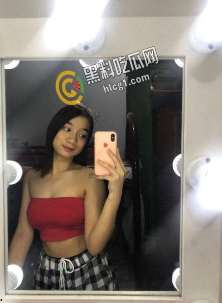 外网模特面试门！漂亮学妹被假经纪人欺骗 主动掰开鲍鱼看看是不是处女！-1