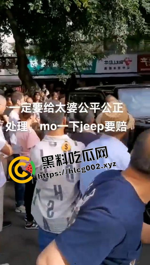 成都成化区吉普车被摸事件！小伙摸车一下被讹一万还被警察抓走 围观群众包围警察讨要说法 现场完整视频-6