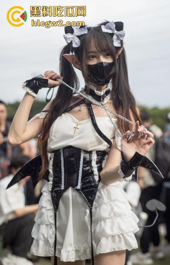 广州萤火虫漫展惊现真空上阵 一Coser不穿内裤现身,引摄影师蜂拥狂拍,正面视频曝光!-4