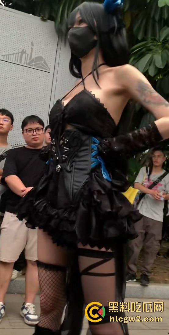 广州萤火虫漫展惊现真空上阵 一Coser不穿内裤现身,引摄影师蜂拥狂拍,正面视频曝光!-10