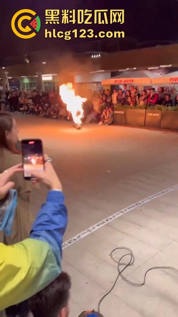 西班牙会展惊现火男！大玩行为艺术竟欲火焚身，警察都以为是极端分子！-6