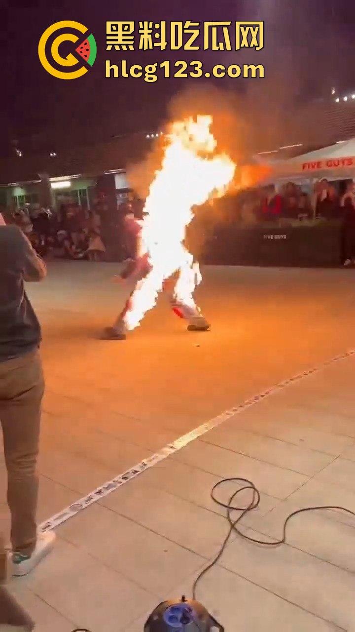 西班牙会展惊现火男！大玩行为艺术竟欲火焚身，警察都以为是极端分子！-8