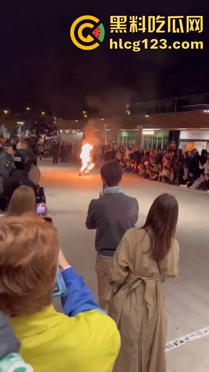 西班牙会展惊现火男！大玩行为艺术竟欲火焚身，警察都以为是极端分子！-9