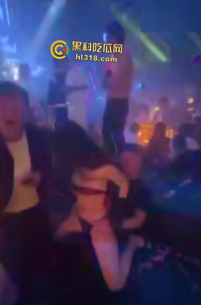 女友当面损男友背后变舔狗！在酒吧却是一个好女孩围着大哥转，胸罩被摘屁股当鼓敲！-6