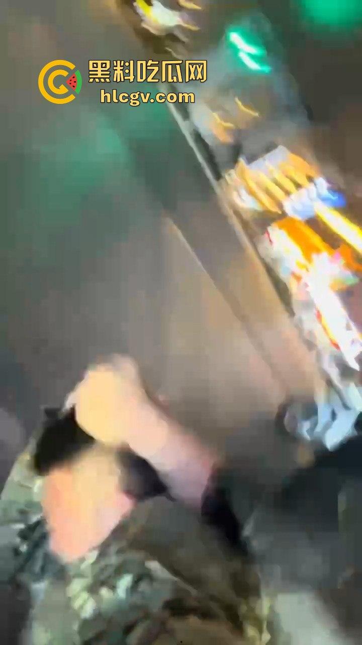 湖北襄阳退役军人被酒醉男暴揍！坚守身份全程没还手，这醉汉真是命大！-9