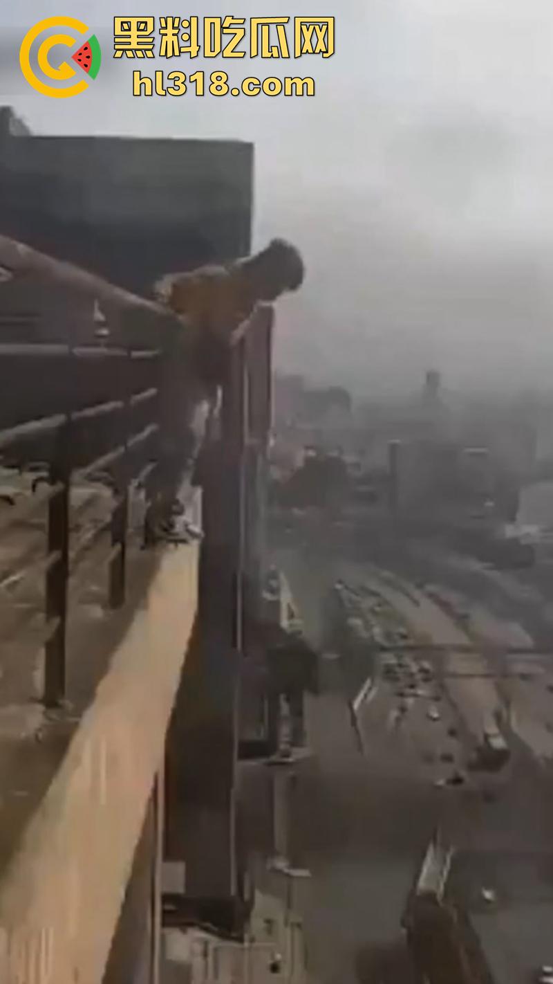 巴西男子跳楼现场，因所要医疗保险无果，直接跑到保险公司楼顶，几番犹豫后一跃而下！-3