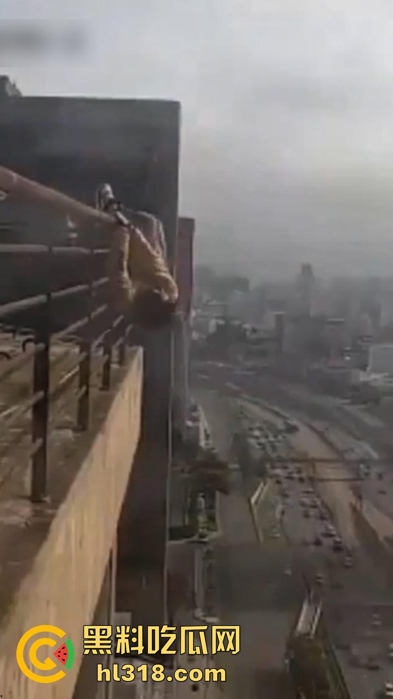 巴西男子跳楼现场，因所要医疗保险无果，直接跑到保险公司楼顶，几番犹豫后一跃而下！-4