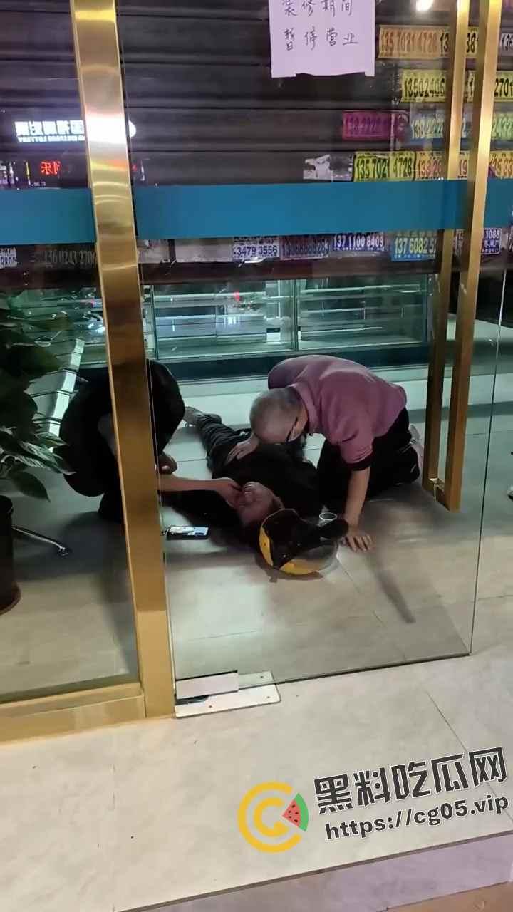 畅跑外卖员过劳猝死！一人跑三个人的量 卷死同行 卷死自己 现场抢救画面曝光-4