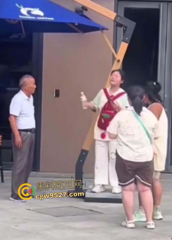 河北麦当劳门口集美发癫，对着大爷拍照，大爷拉了一把说别拍我，然后坐地上撒波打滚，真是泼妇啊！-1