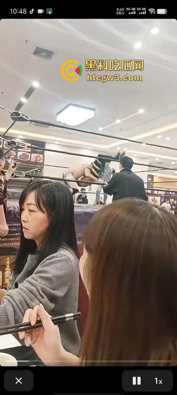 餐饮业卷到离谱江门邑尚酒店上演真实版WWE，边吃早茶边看人摔跤，这画风绝对新鲜-1