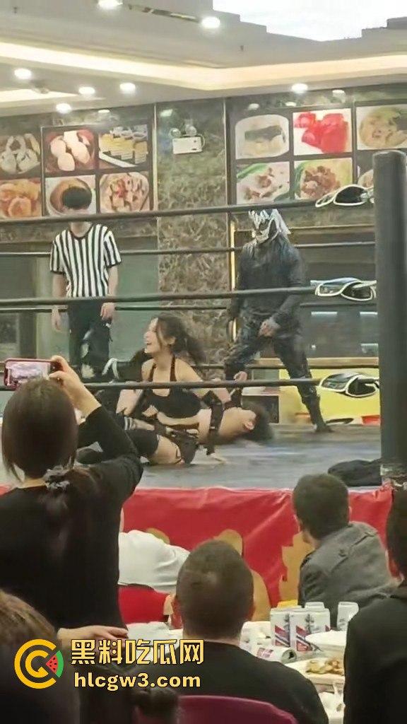 餐饮业卷到离谱江门邑尚酒店上演真实版WWE，边吃早茶边看人摔跤，这画风绝对新鲜-4