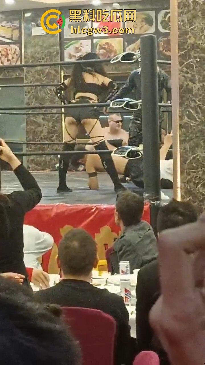 餐饮业卷到离谱江门邑尚酒店上演真实版WWE，边吃早茶边看人摔跤，这画风绝对新鲜-6