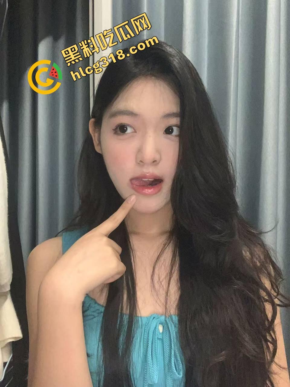 这胖子太懂玩车震了了，让少妇嘴咬内裤、自己舌头钻进去舔白虎逼，把少妇都被舔到腿发抖！-4