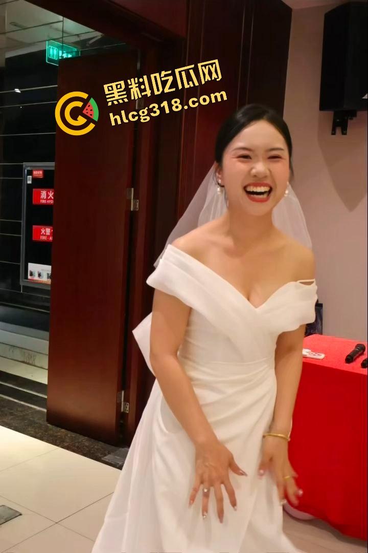 曝光济南人妻母狗群P狂魔『闫冰倩』被7个男人轮番操3P十几次，精液洗澡都洗不干净！-1