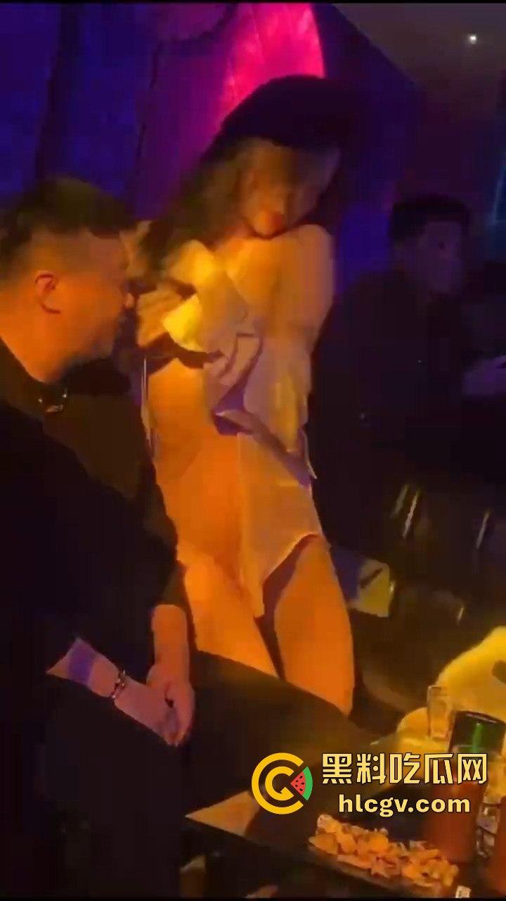 几兄弟酒吧实战,兄弟被妹子逼都蹭脸上了不敢动手!另一边恨不得长两嘴,轮番亲到脸上满是口水!-1