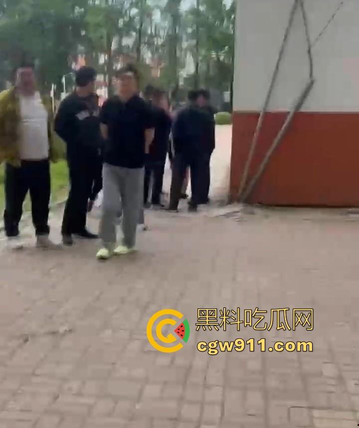 黑龙江佳木斯大学男同出轨被抓，大胖熊现场理论要说法，还高喊着 “逼好紧啊 来插我”，太辣眼睛了！-2