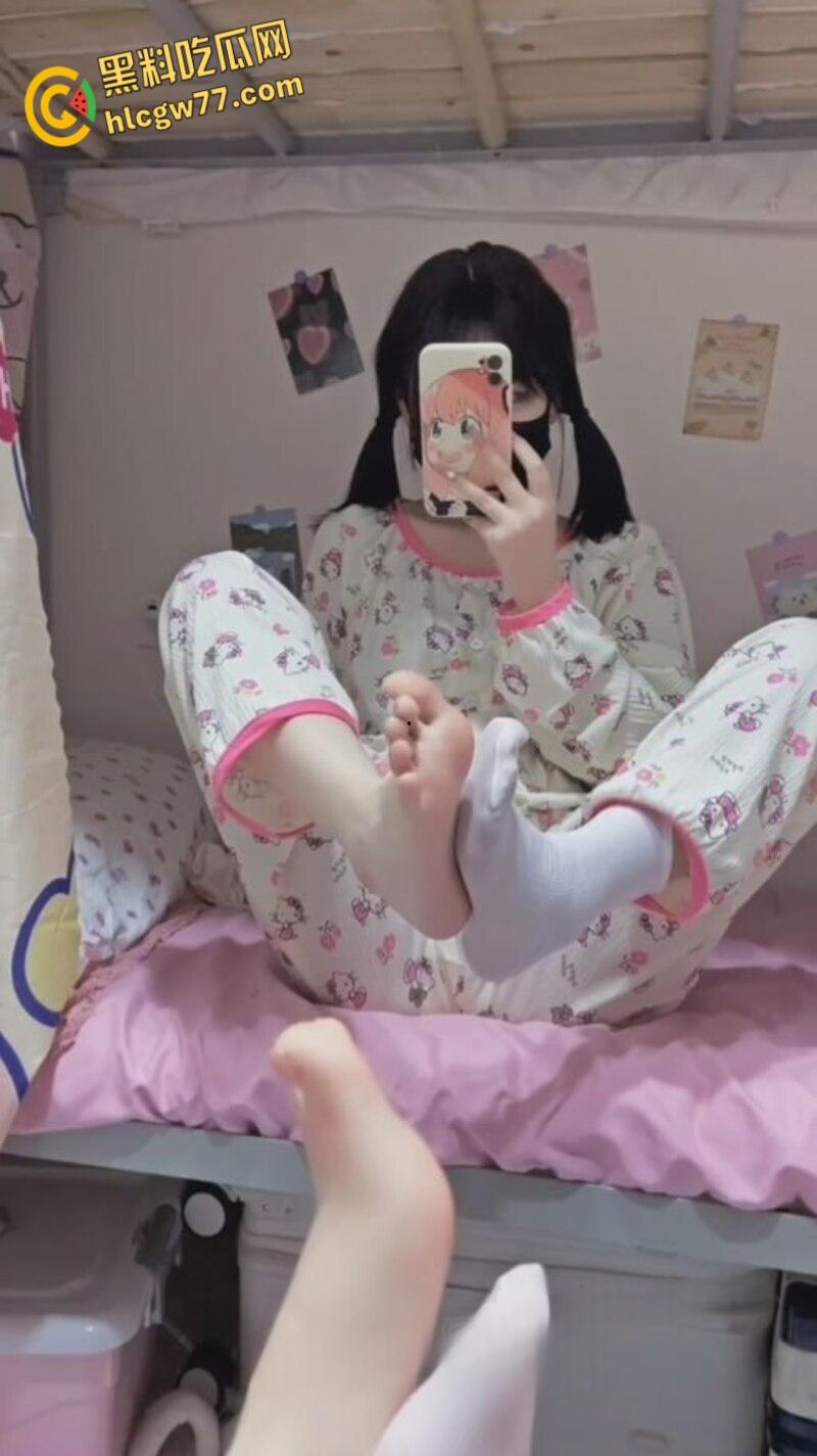 抖音网红博主 白白瘦瘦的幼小态萝莉妹妹 不要凶小乖 私人定制合集 玉足白袜淫语羞辱 足交足控福音！-3