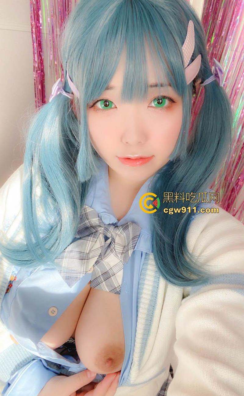 海外巨乳网黄博主【里奥娜·艾斯】COS百变少女自慰，蓝发双马尾水手服，H大奶掰穴自慰，这身材比列真的爱了！-3