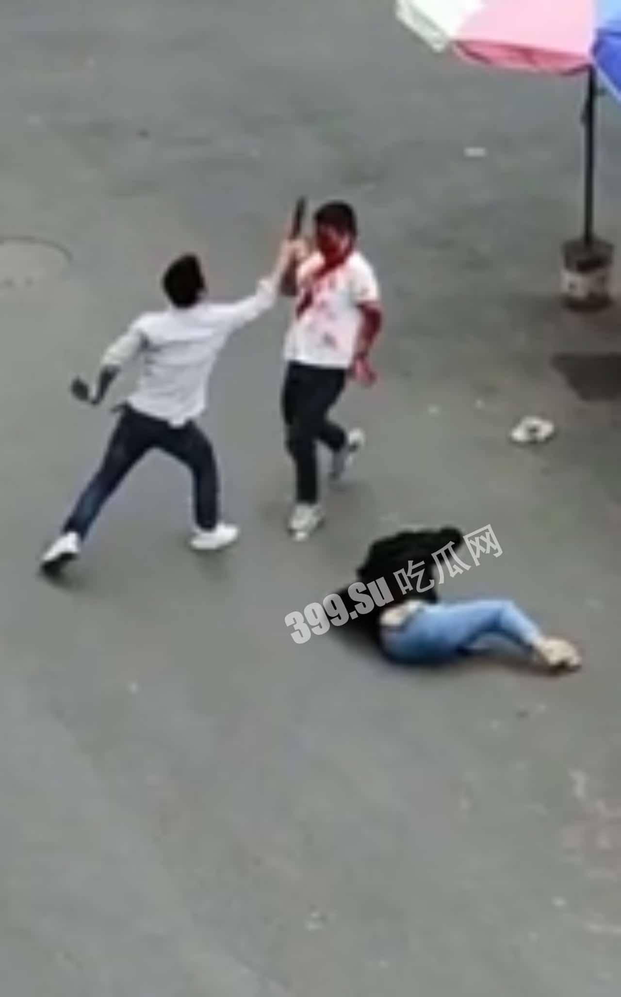 5月7日，浙江金华，男子拿菜刀沿街疯狂追砍一男一女，最后被女子扑倒在地制服，被砍者人没事，砍人男子已抓获-5