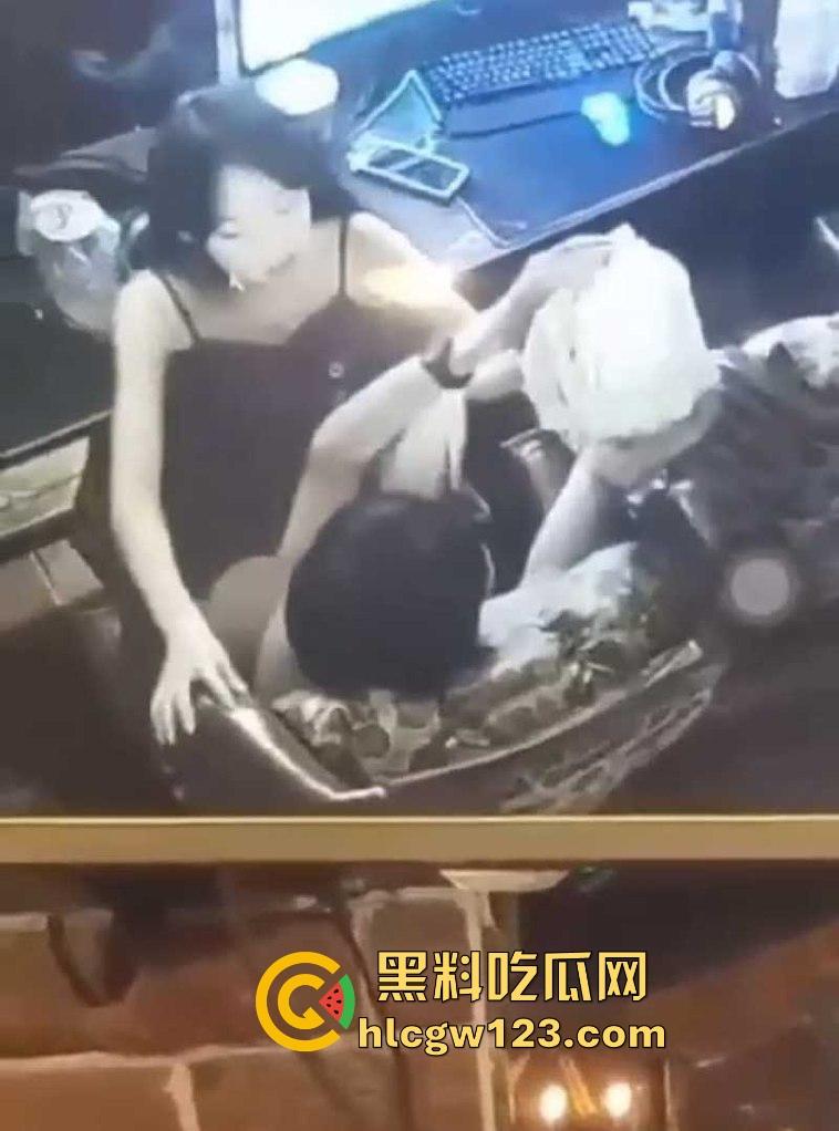 逆天小情侣在网吧做爱还挑衅网管，坐在电竞椅卖弄骚姿 内容炸裂！-5