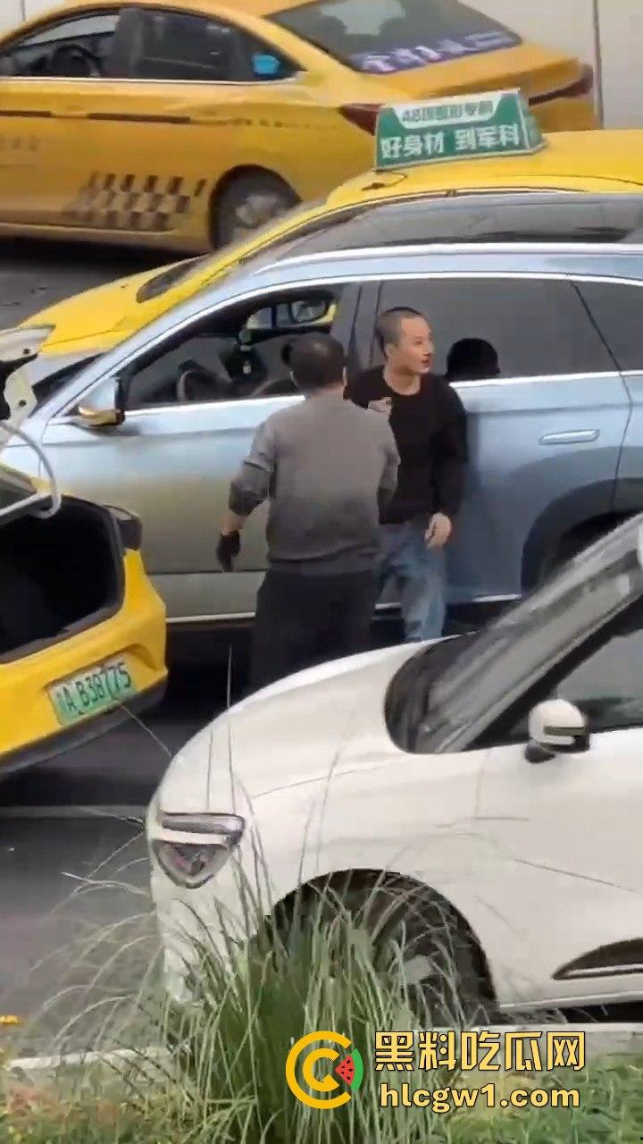 重庆沙坪坝黄色法拉利剐蹭私家车不算，还把车主揍得满地找牙！-4