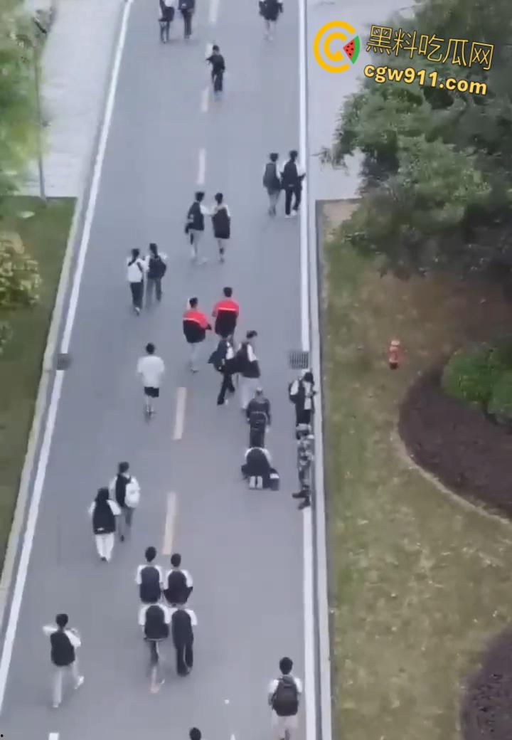 重庆市渝北职业教育中心 ，一名学生担心扣分，当众给纠察队下跪磕头，这不是纠察，这是对尊严的傲慢践踏！-7