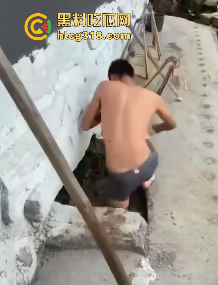 为当网红无下限低俗直播！皮带鞭打屁股 拖鞋拍胸 甚至裸体跳粪池，真是花样百出，想红想疯了！-6