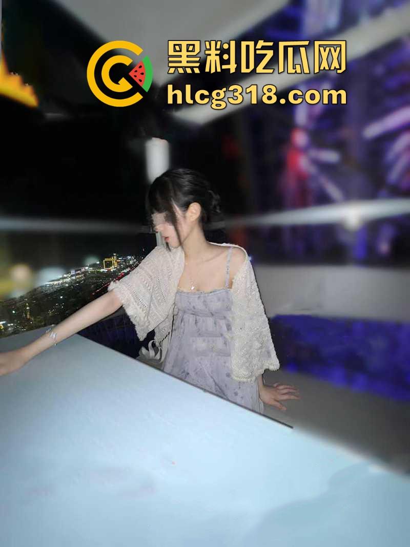 海角乱伦大神【意淫自己妹妹】带妹妹上摩天轮激情性爱，惊险刺激的高空交作业，操烂粉嫩白虎骚穴！-1