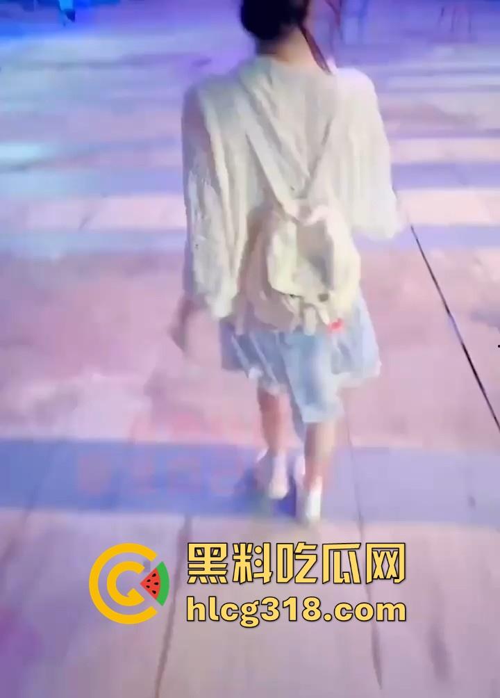 海角乱伦大神【意淫自己妹妹】带妹妹上摩天轮激情性爱，惊险刺激的高空交作业，操烂粉嫩白虎骚穴！-2